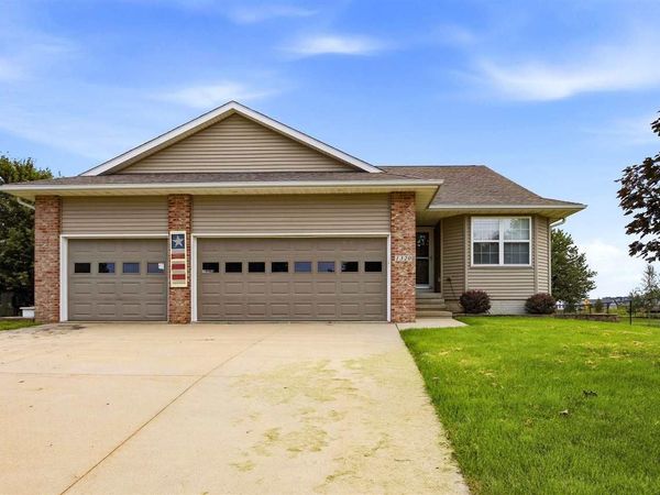 1320 Doe Run Dr, North Liberty, IA 52317