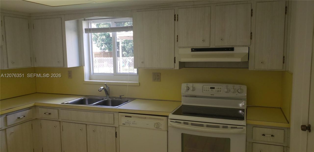 8320 NW 24th Ct , Pembroke Pines, FL 33024 Photo