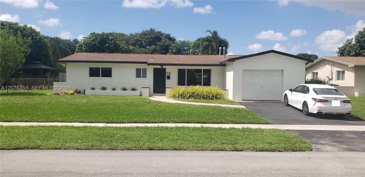 8320 NW 24th Ct , Pembroke Pines, FL 33024 Photo