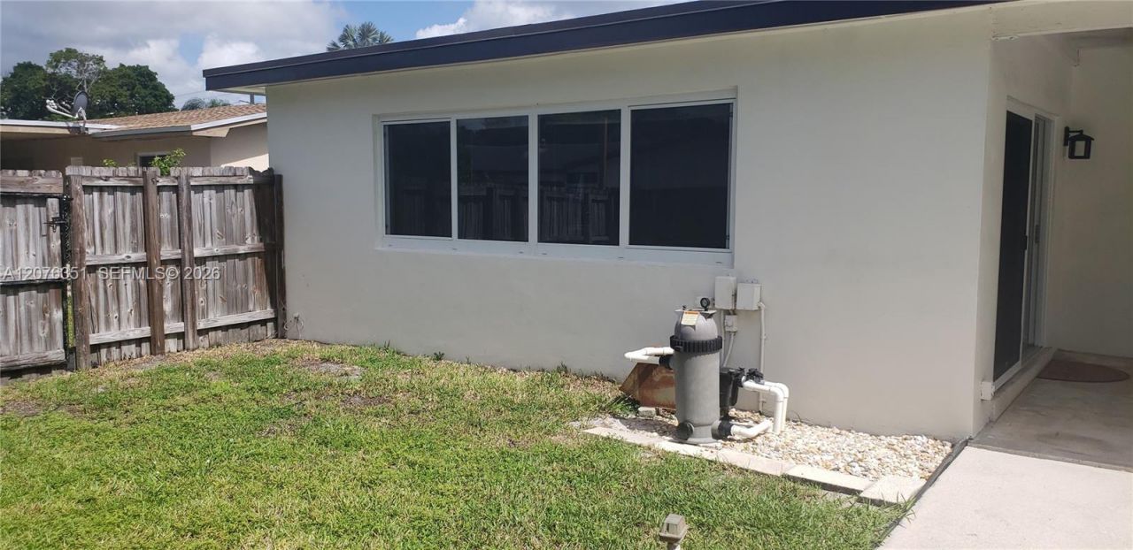 8320 NW 24th Ct , Pembroke Pines, FL 33024 Photo
