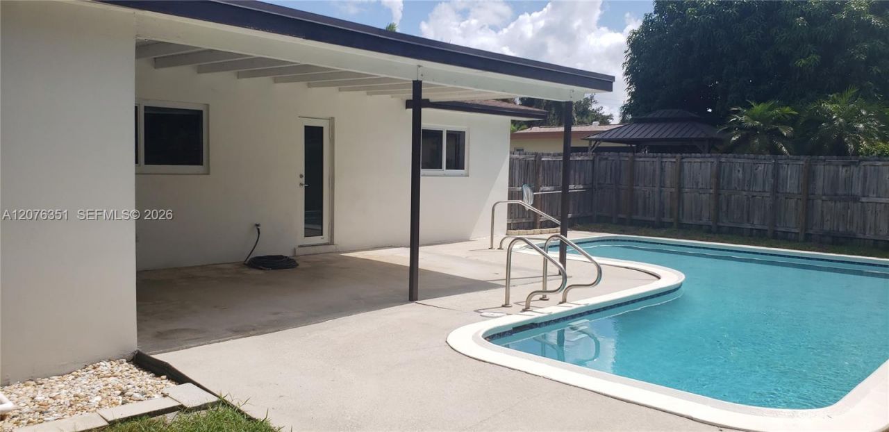 8320 NW 24th Ct , Pembroke Pines, FL 33024 Photo