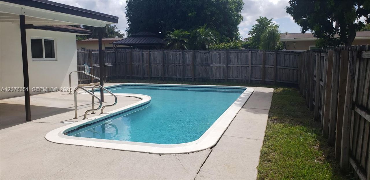 8320 NW 24th Ct , Pembroke Pines, FL 33024 Photo