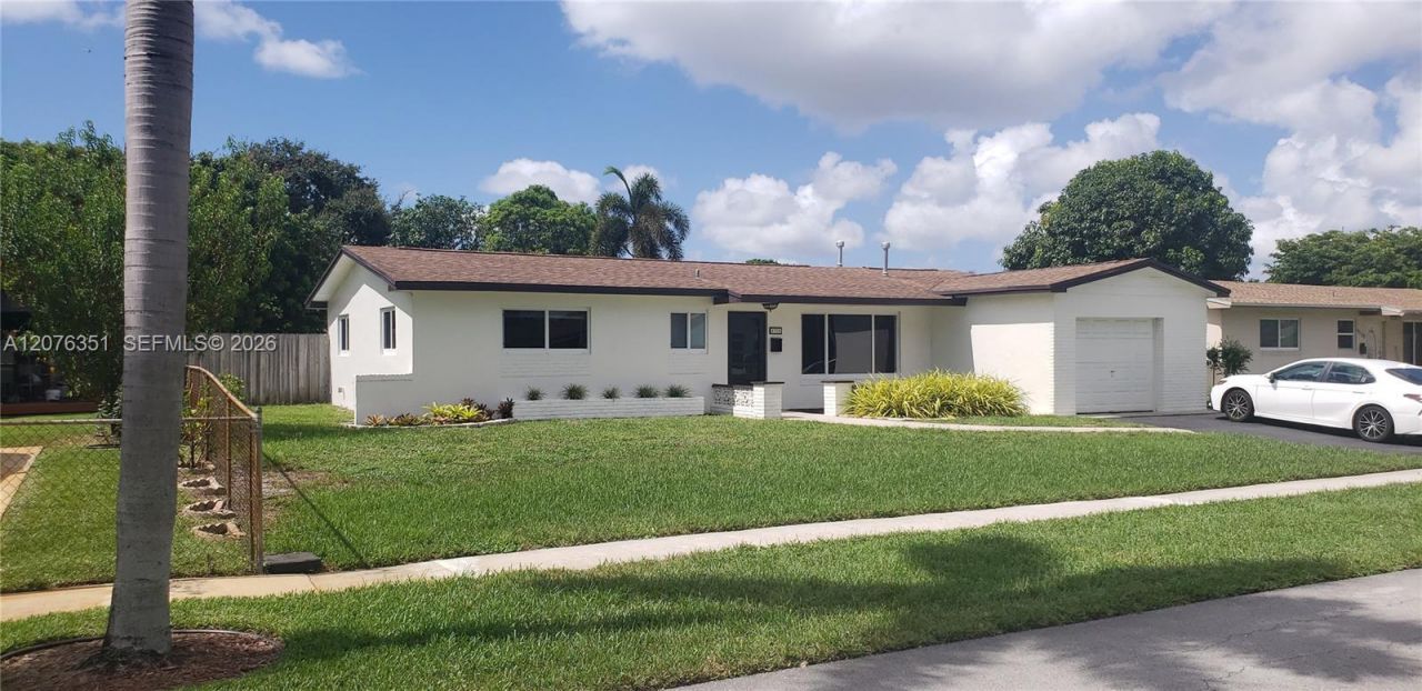 8320 NW 24th Ct , Pembroke Pines, FL 33024 Photo