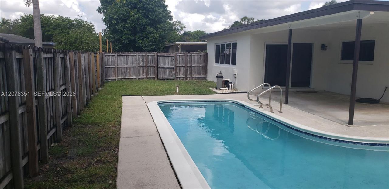 8320 NW 24th Ct , Pembroke Pines, FL 33024 Photo
