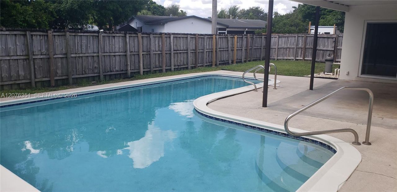 8320 NW 24th Ct , Pembroke Pines, FL 33024 Photo