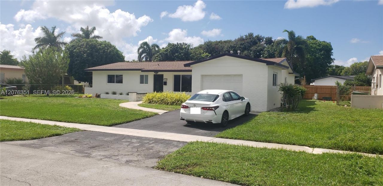 8320 NW 24th Ct , Pembroke Pines, FL 33024 Photo