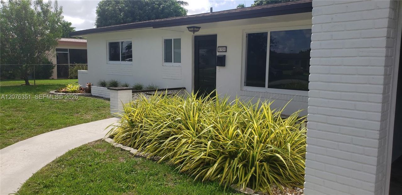 8320 NW 24th Ct , Pembroke Pines, FL 33024 Photo