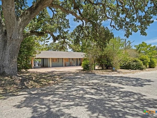 221 E 9th Street , Flatonia, TX 78941