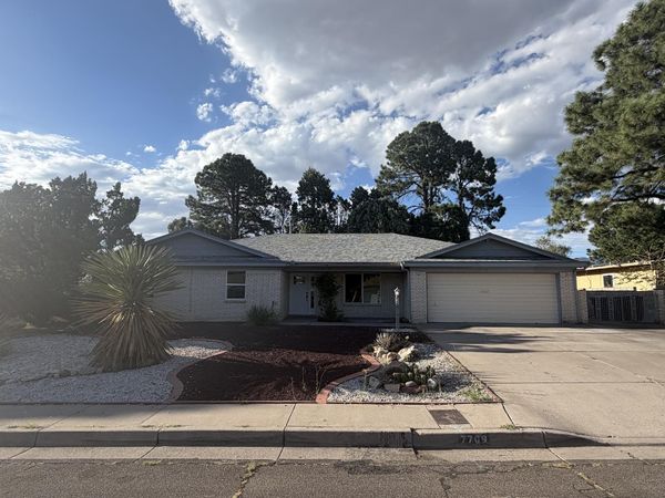 7709 Summer Avenue NE, Albuquerque, NM 87110