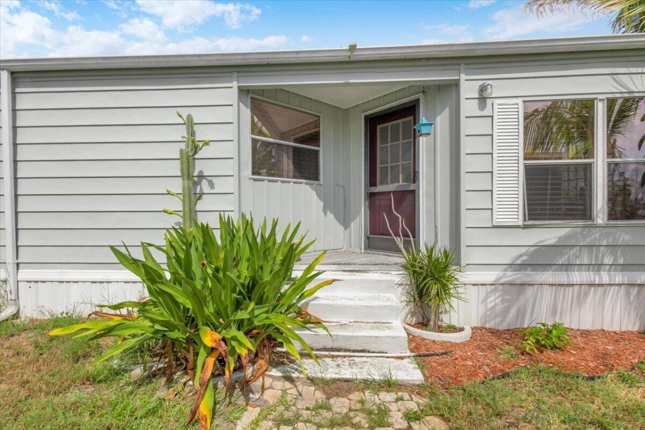360 NE Jade Circle, Jensen Beach, FL 34957 Photo