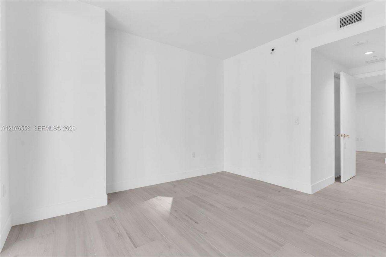 45 SW 9th St, Unit 1706, Miami, FL 33130 Photo