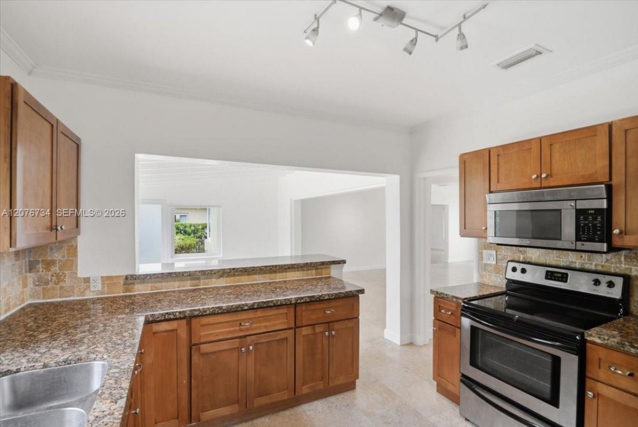 8975 Froude Ave , Surfside, FL 33154 Photo