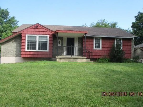 1001 NW Canterbury Road, Blue Springs, MO 64015