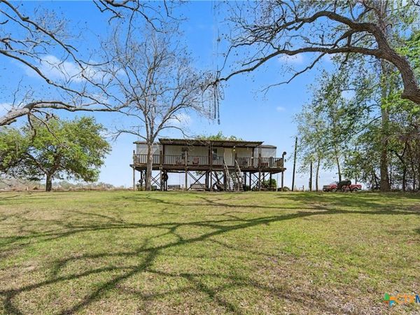 1250 Darst Creek Lane , Seguin, TX 78155