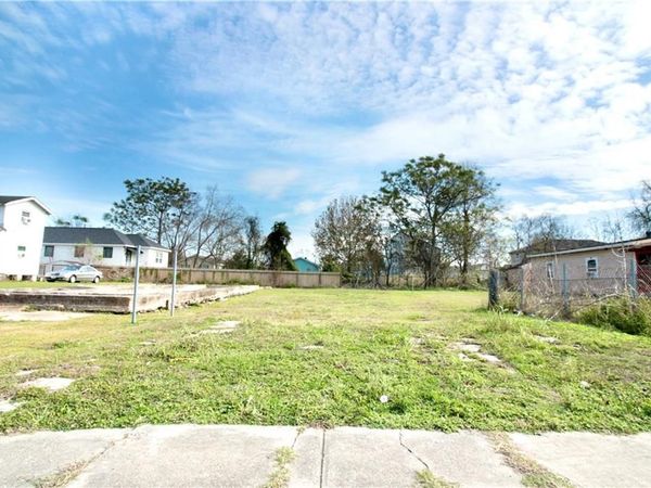 2321 PIETY Street , New Orleans, LA 70117