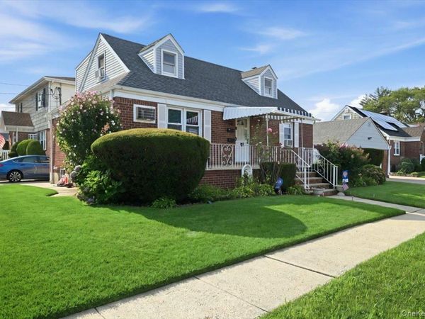 81 Franklin Street , Elmont, NY 11003