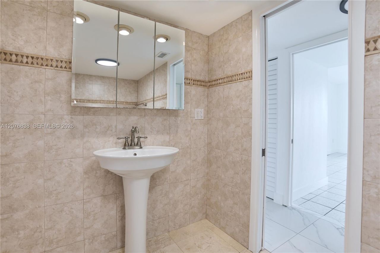 1750 NE 191st St , Unit 829-4, Miami, FL 33179 Photo