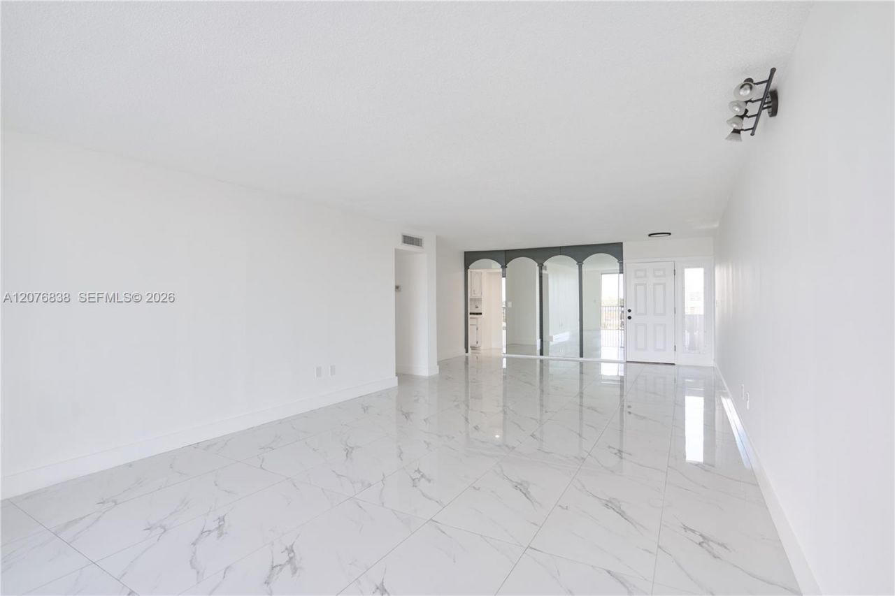 1750 NE 191st St , Unit 829-4, Miami, FL 33179 Photo