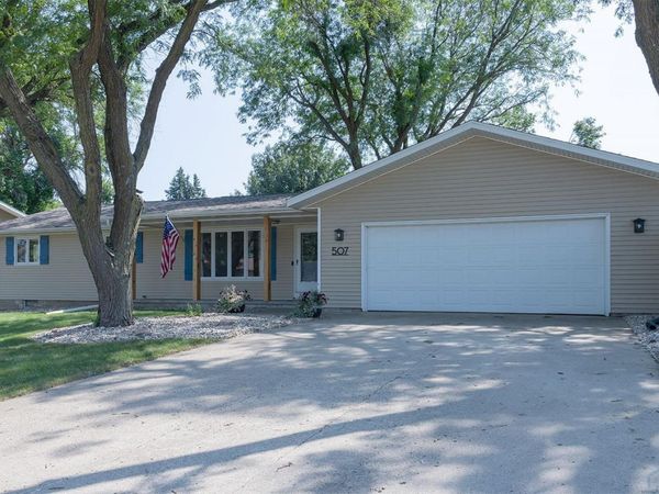 507 3rd St SE, Sioux Center, IA 51250