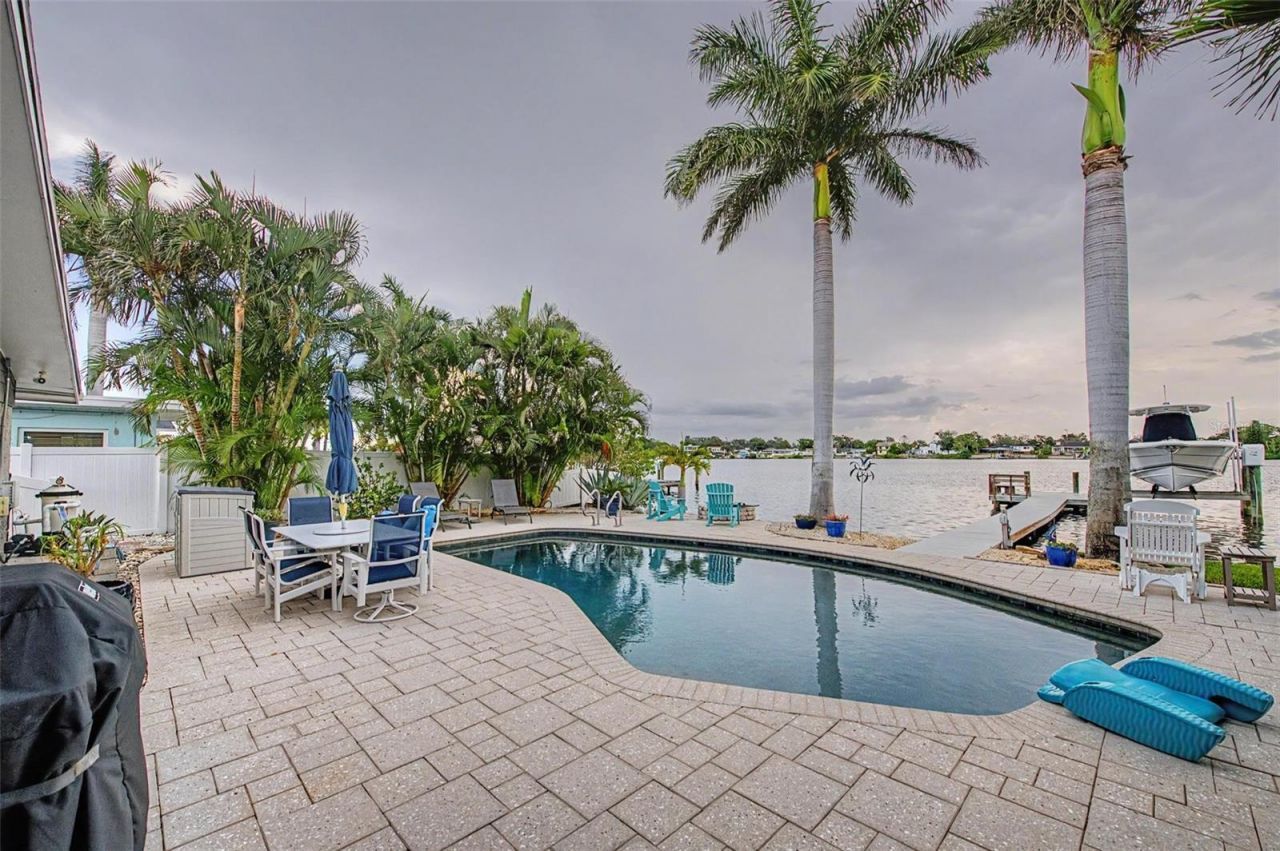 704 Bayshore Drive, Tarpon Springs, FL 34689 Photo