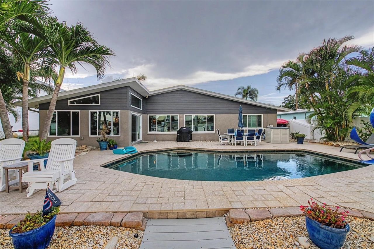 704 Bayshore Drive, Tarpon Springs, FL 34689 Photo