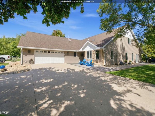 2010 Hunters Ridge Dr, Mason City, IA 50401