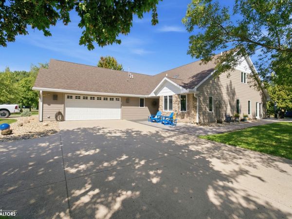 2010 Hunters Ridge Dr, Mason City, IA 50401