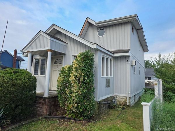 26 Gordon Place , Freeport, NY 11520