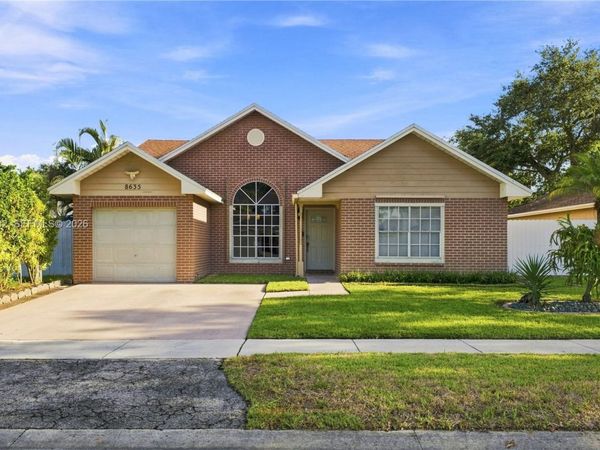 8635 SW 15th St , Pembroke Pines, FL 33025