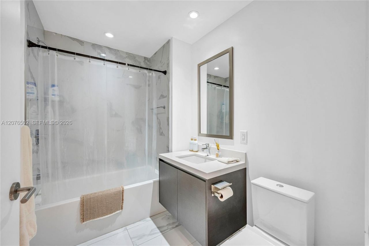 851 NE 1st Ave , Unit 2408, Miami, FL 33132 Photo