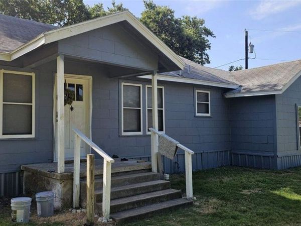 501 N Austin Avenue , Cameron, TX 76520