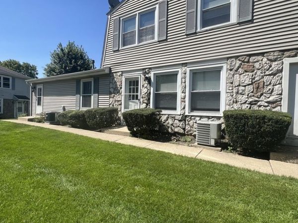 323 Meadow Court , Vernon Hills, IL 60061