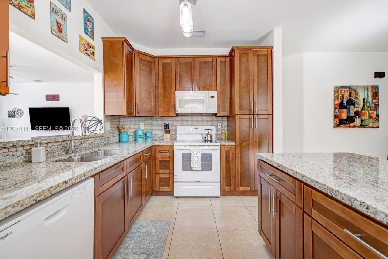 16082 SW 68th Ter , Miami, FL 33193 Photo