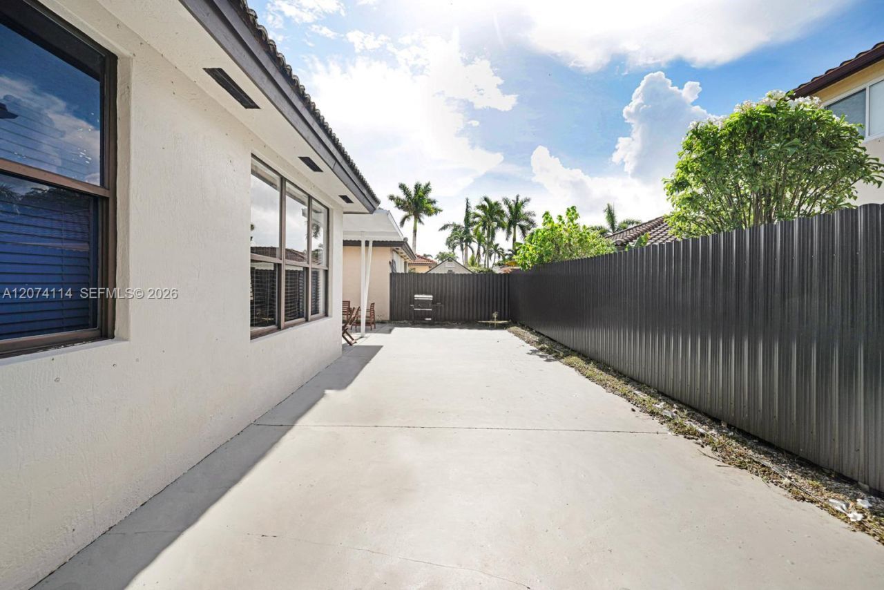 16082 SW 68th Ter , Miami, FL 33193 Photo