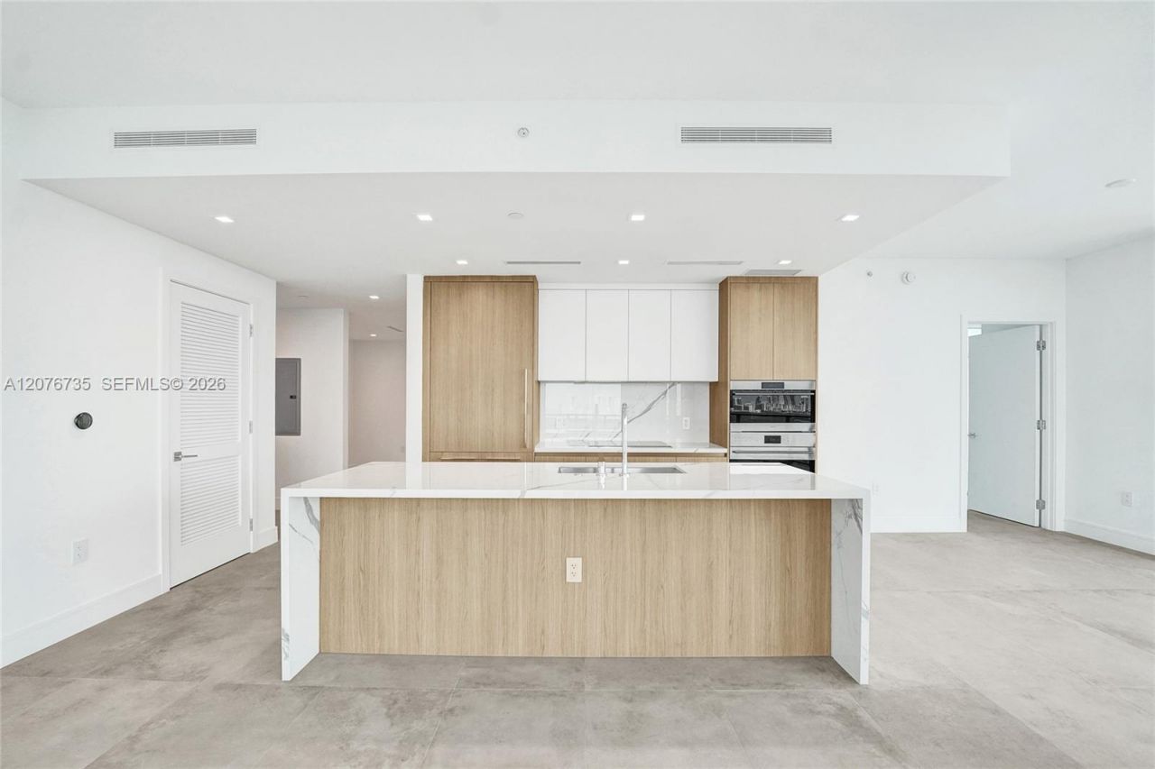 2411 Laguna Circle, Unit 2511, North Miami, FL 33181 Photo