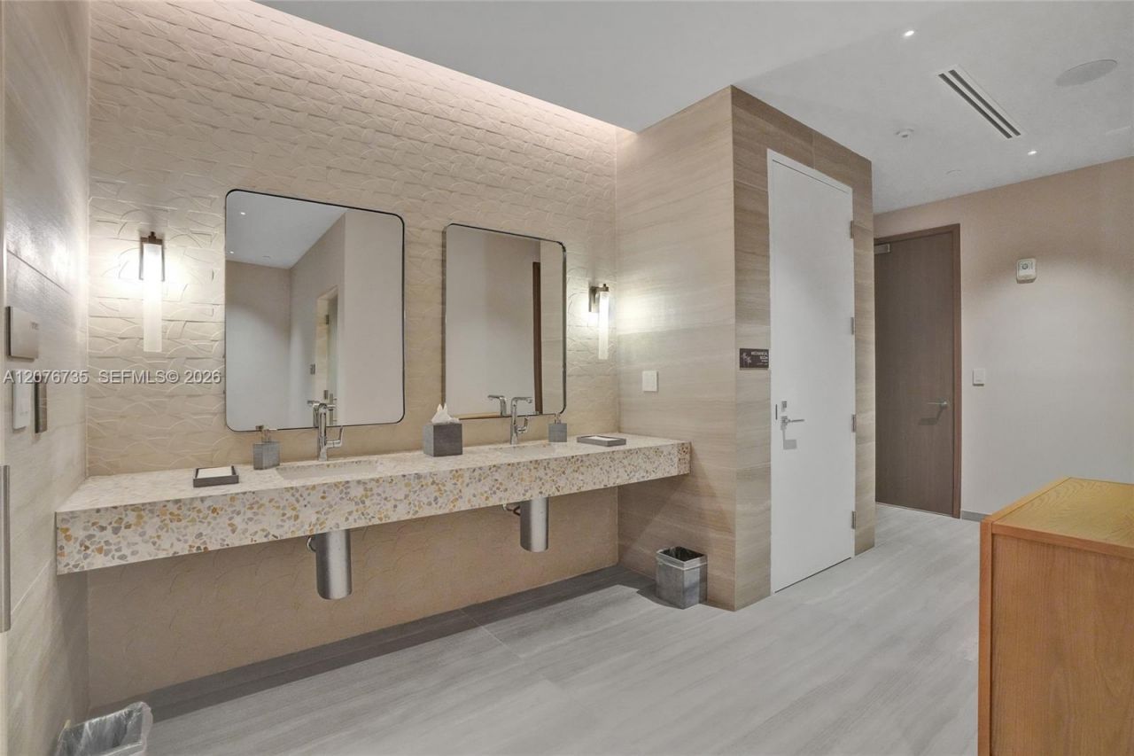 2411 Laguna Circle, Unit 2511, North Miami, FL 33181 Photo