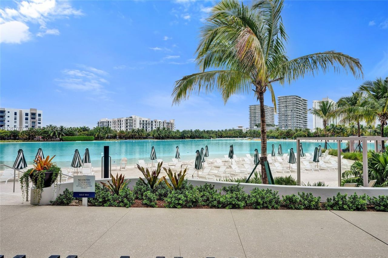 2411 Laguna Circle, Unit 2511, North Miami, FL 33181 Photo