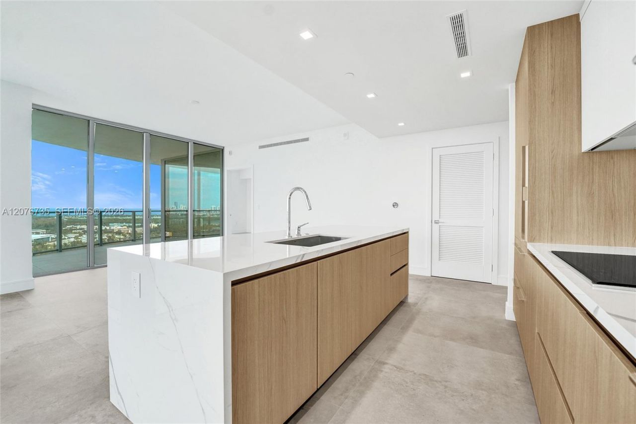 2411 Laguna Circle, Unit 2511, North Miami, FL 33181 Photo