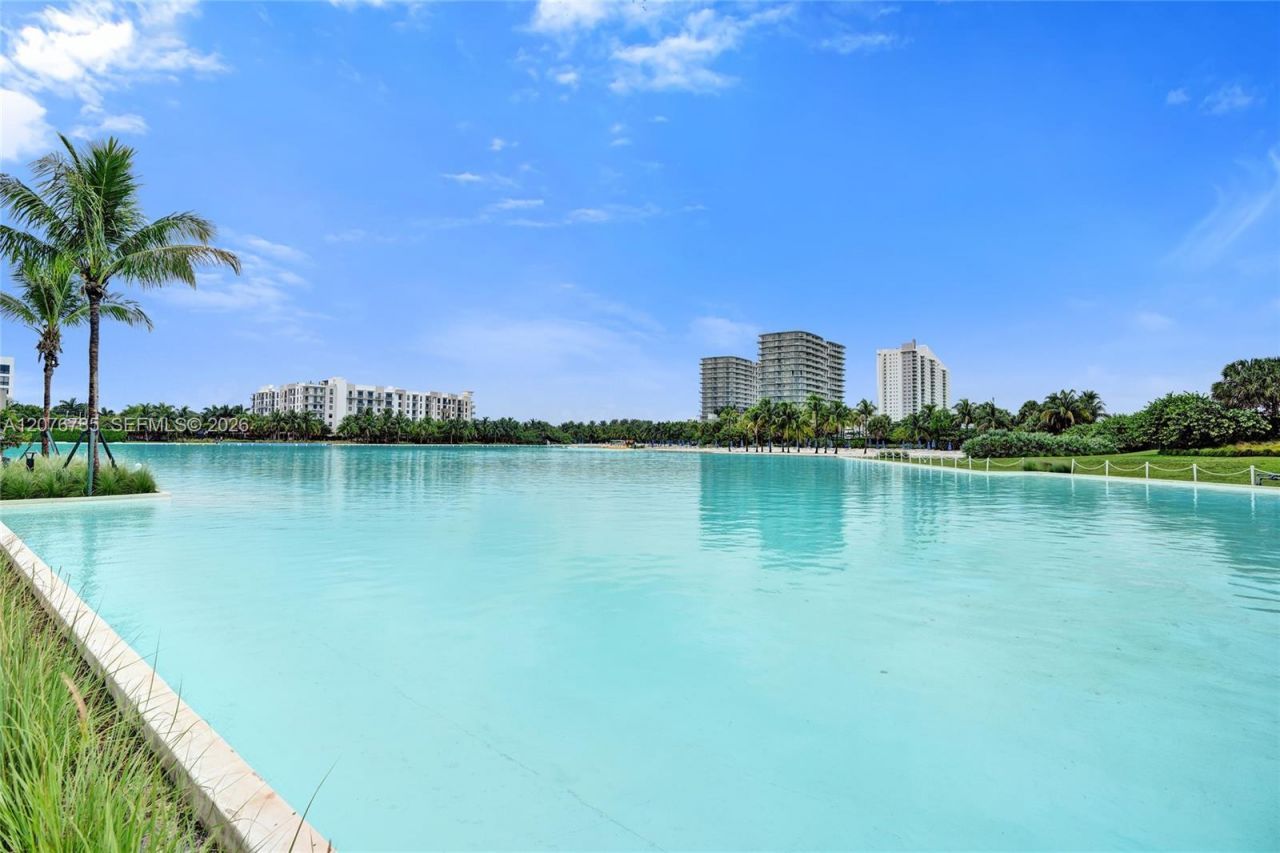 2411 Laguna Circle, Unit 2511, North Miami, FL 33181 Photo
