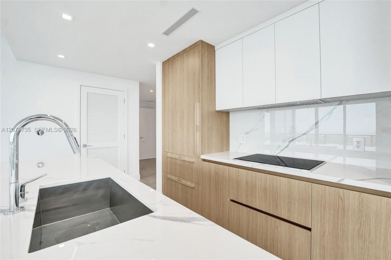 2411 Laguna Circle, Unit 2511, North Miami, FL 33181 Photo