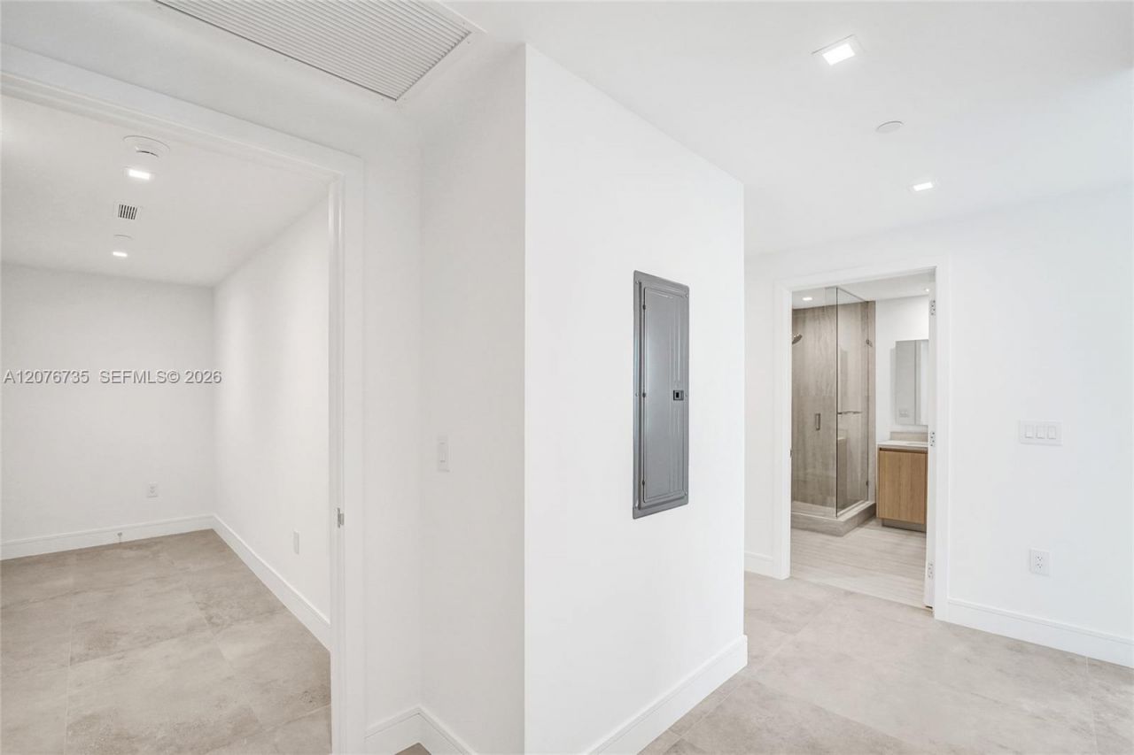 2411 Laguna Circle, Unit 2511, North Miami, FL 33181 Photo