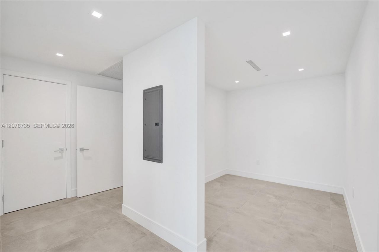 2411 Laguna Circle, Unit 2511, North Miami, FL 33181 Photo