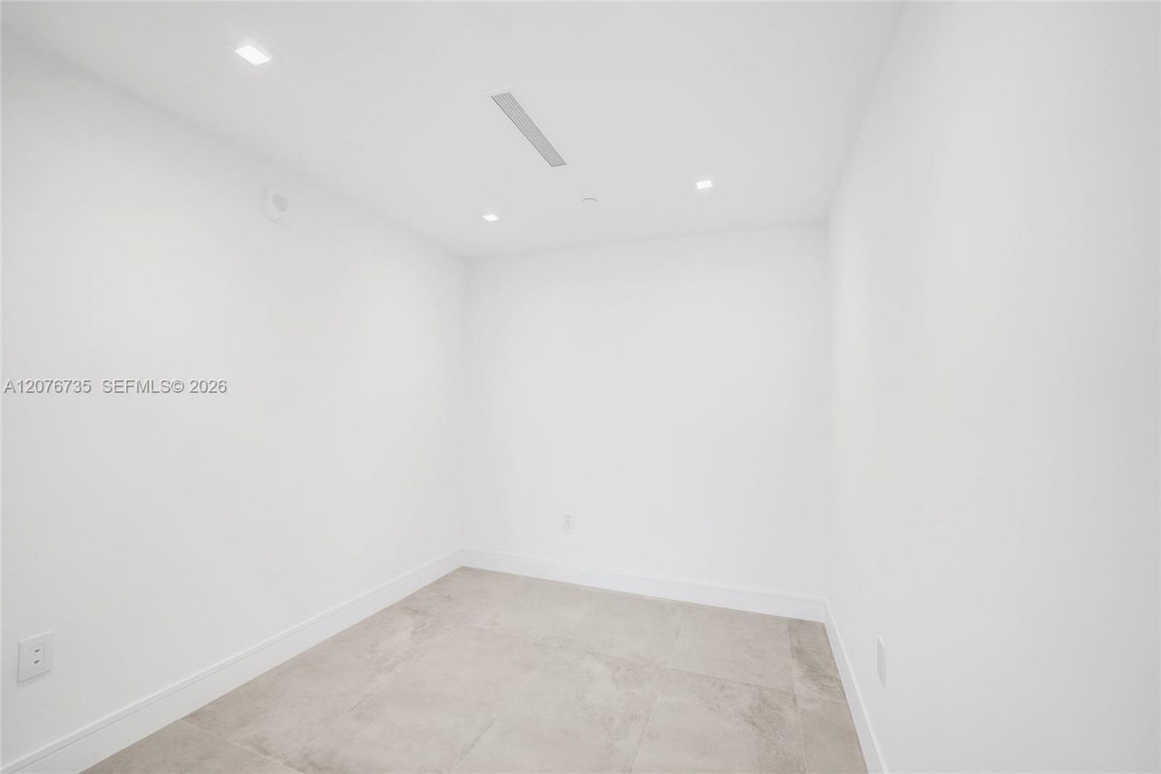 2411 Laguna Circle, Unit 2511, North Miami, FL 33181 Photo