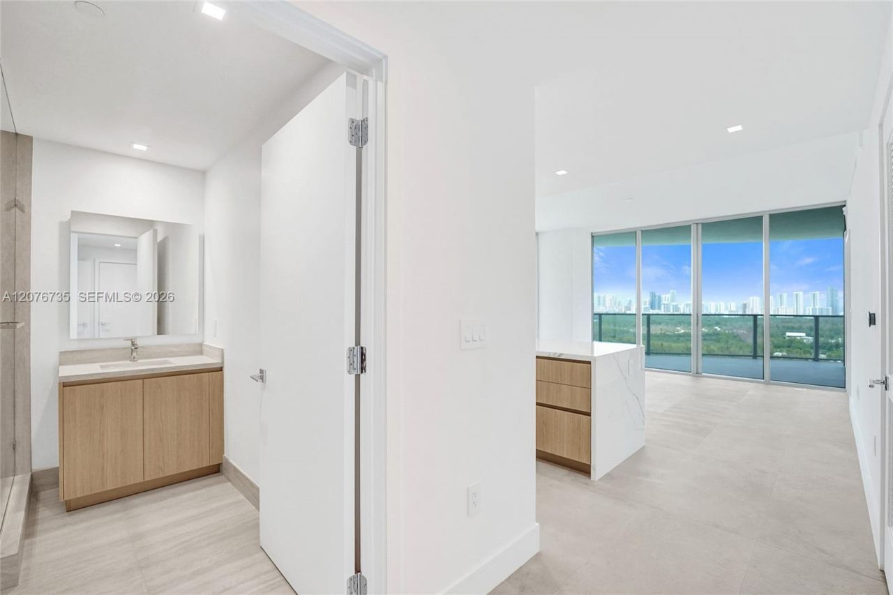 2411 Laguna Circle, Unit 2511, North Miami, FL 33181 Photo