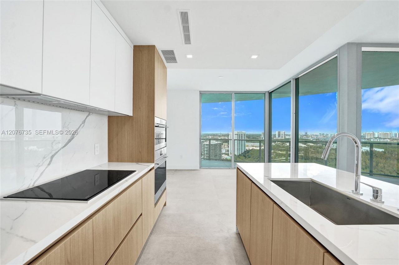 2411 Laguna Circle, Unit 2511, North Miami, FL 33181 Photo