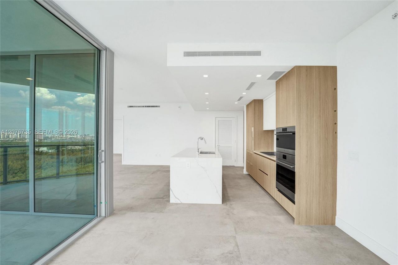 2411 Laguna Circle, Unit 2511, North Miami, FL 33181 Photo