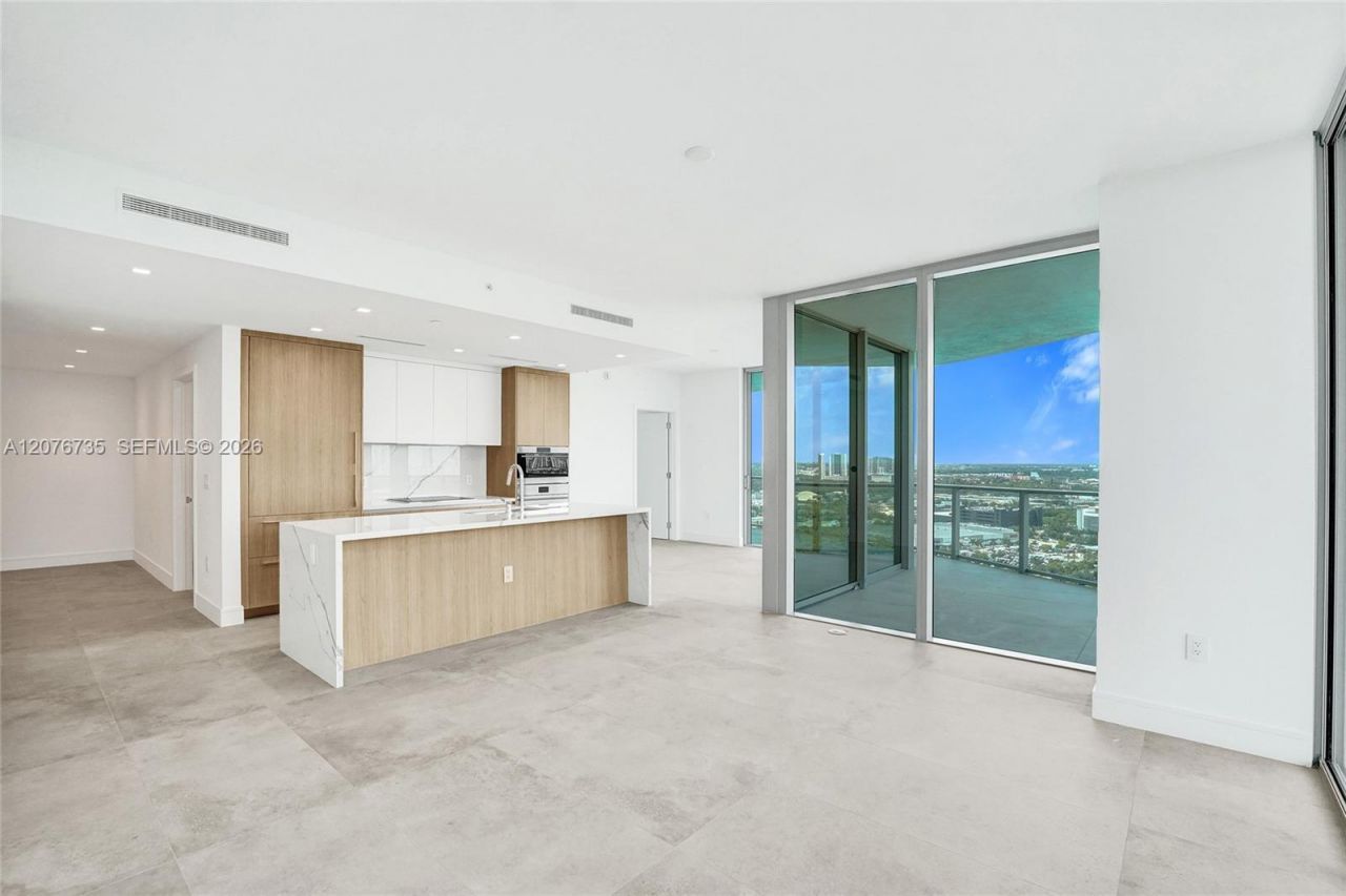 2411 Laguna Circle, Unit 2511, North Miami, FL 33181 Photo