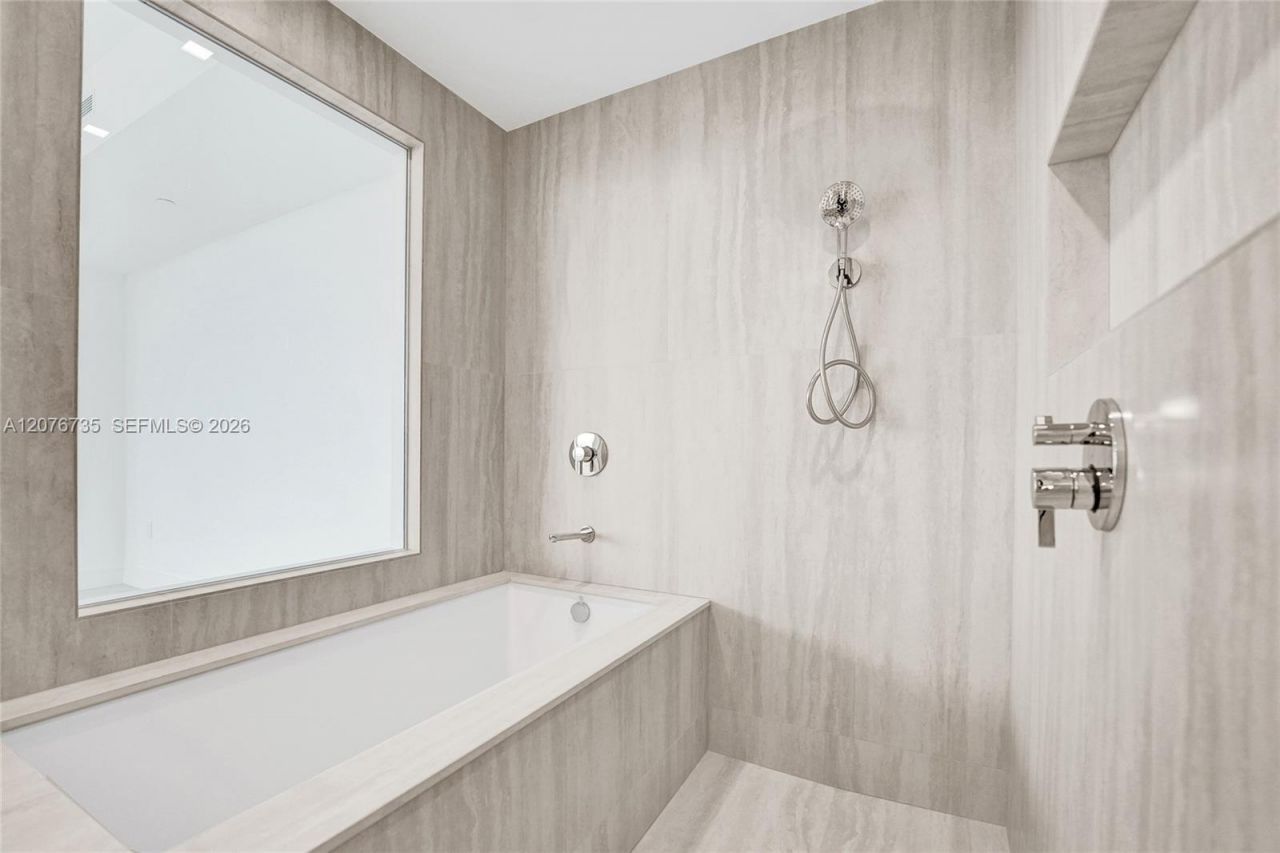 2411 Laguna Circle, Unit 2511, North Miami, FL 33181 Photo