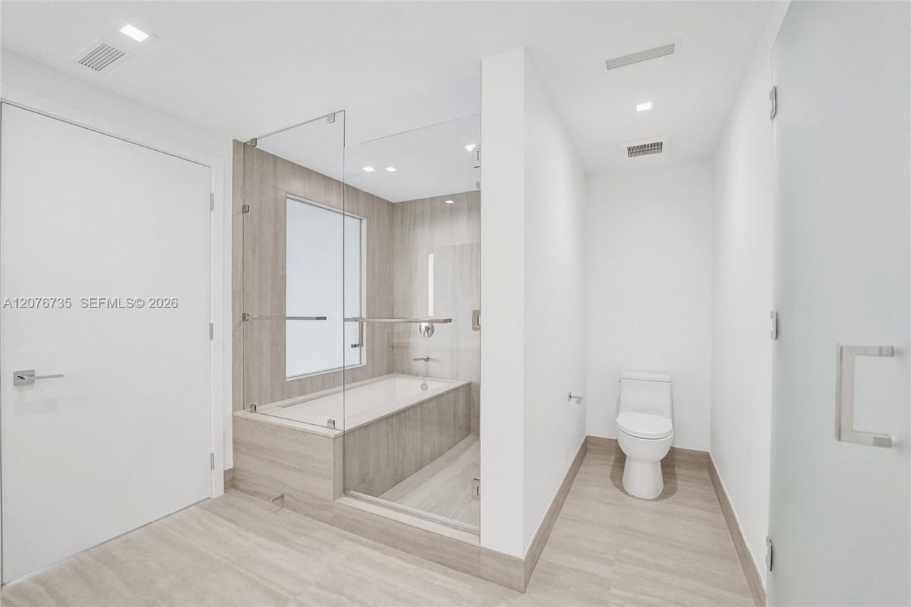 2411 Laguna Circle, Unit 2511, North Miami, FL 33181 Photo