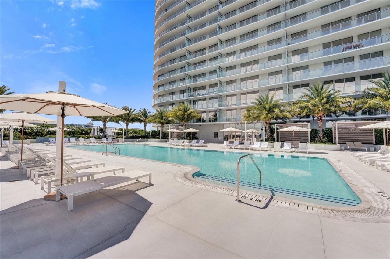 2411 Laguna Circle, Unit 2511, North Miami, FL 33181 Photo